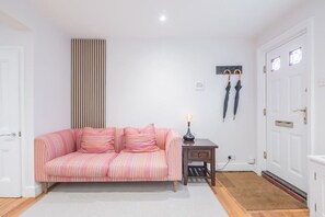 TV - Charming Central Cottage (Cambridge)