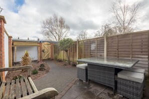 Outdoor dining - Charming Central Cottage (Cambridge)