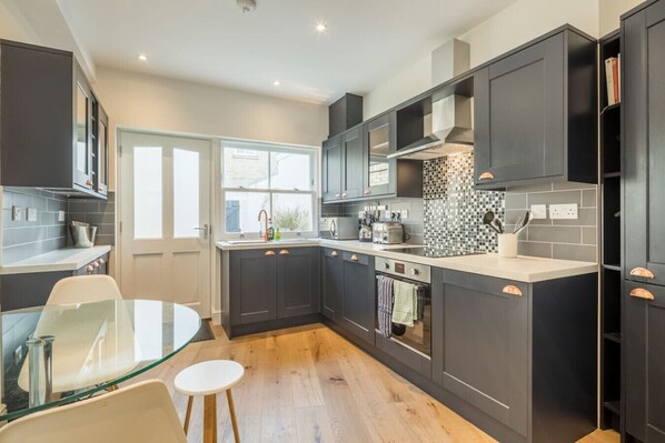 Kühlschrank, Mikrowelle, Ofen, Herdplatte