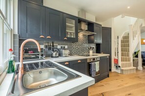 Fridge, microwave, oven, stovetop - Beautiful 2bed Central Home (Cambridge)