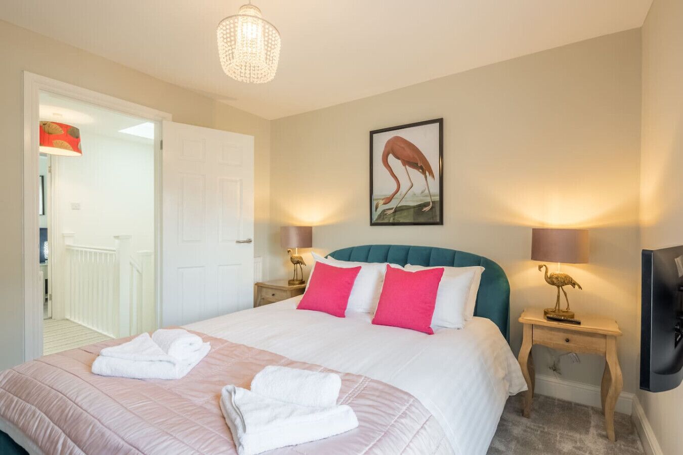 2 bedrooms, desk, iron/ironing board, WiFi