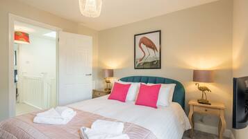 2 bedrooms, desk, iron/ironing board, WiFi