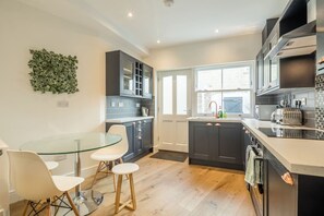 Fridge, microwave, oven, stovetop - Beautiful 2bed Central Home (Cambridge)