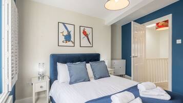2 bedrooms, desk, iron/ironing board, WiFi