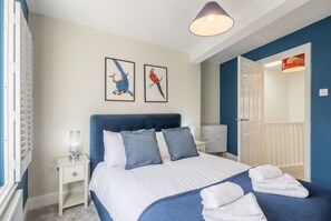 2 habitaciones, escritorio, tabla de planchar con plancha y wifi 