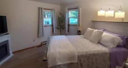 Romantic/family-friendly 3-bedroom home with fireplaces, central AC, and WiFi