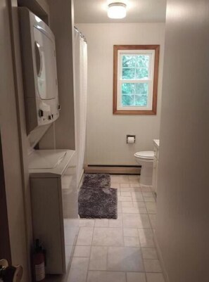 Douche, sèche-cheveux, serviettes fournies, savon