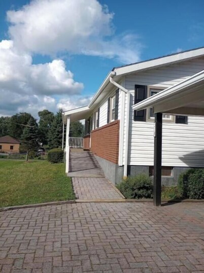 Romantic/family-friendly 3-bedroom home with fireplaces, central AC, and WiFi 
