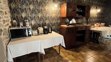 Petit déjeuner buffet (8 EUR par personne)