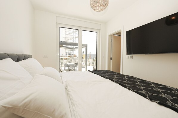 4 bedrooms, iron/ironing board, free WiFi, bed sheets