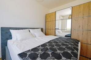 4 bedrooms, iron/ironing board, free WiFi, bed sheets
