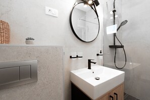 Dusche, Haartrockner, Handtücher
