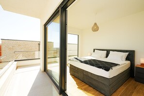 4 quartos, ferros/tábuas de passar roupa, berço de viagem