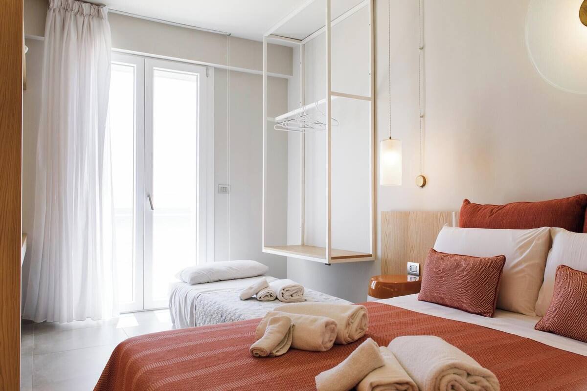 1 dormitorio, minibar, caja fuerte y escritorio
