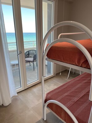 Familielejlighed - balkon | 1 soveværelse, minibar, pengeskab på værelset, skrivebord