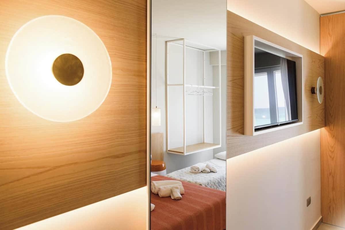 1 dormitorio, minibar, caja fuerte y escritorio
