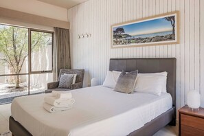 4 bedrooms, iron/ironing board, travel crib, free WiFi - PICTURESQUE RURAL OASIS ON 6 ACRES BOASTS PANORAMIC BUSHLAND AND OCEAN VIEWS (Quindalup)