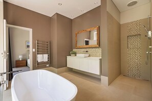Shower - PICTURESQUE RURAL OASIS ON 6 ACRES BOASTS PANORAMIC BUSHLAND AND OCEAN VIEWS (Quindalup)