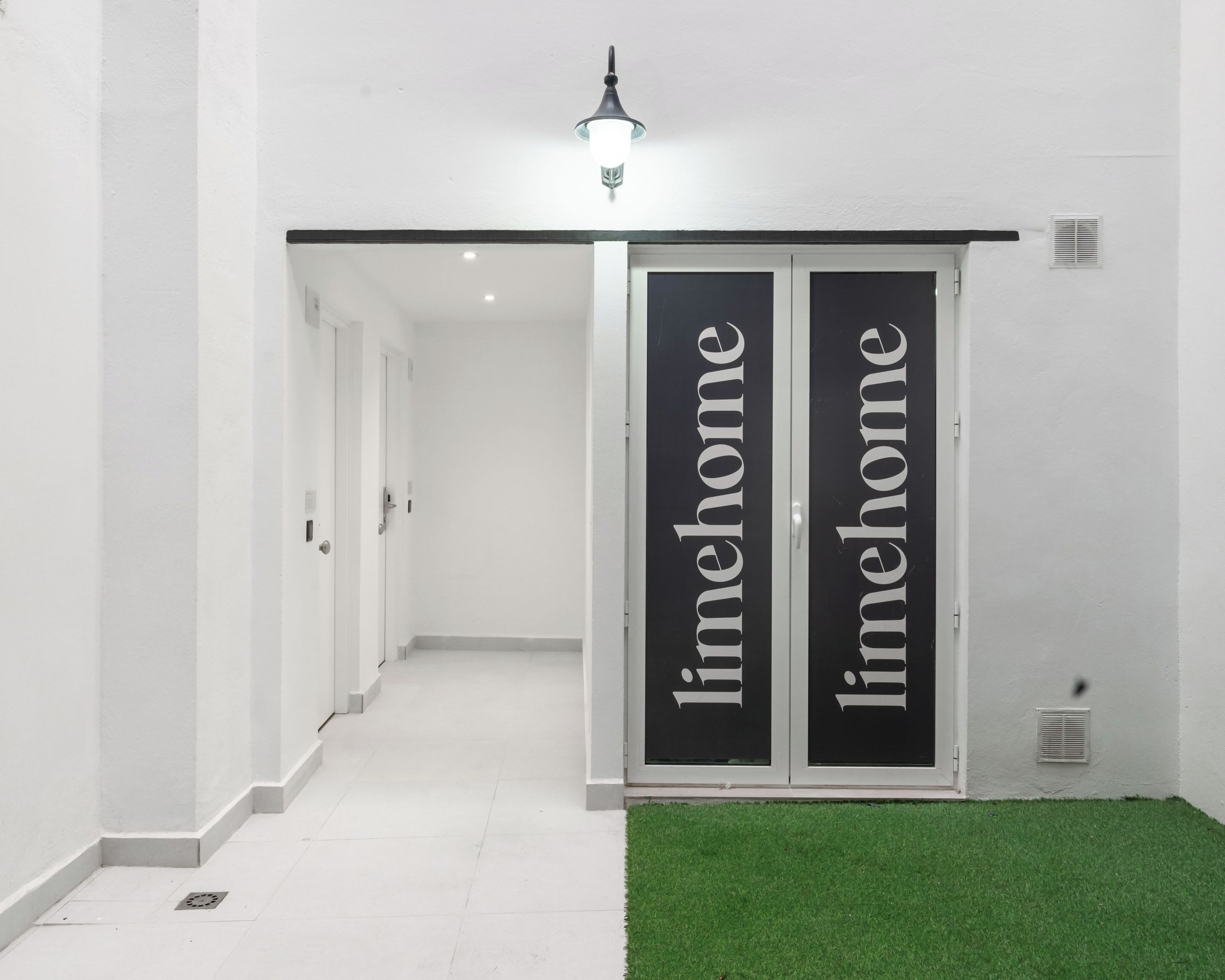 A hallway with two doors labeled "linehome" leading to rooms.