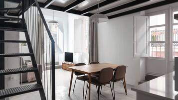 Studio, 1 tweepersoonsbed met slaapbank (Duplex) | Individueel gedecoreerd, individueel gemeubileerd, een laptopwerkplek