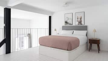 Quarto moderno com uma cama grande, uma mesinha de cabeceira e vista para o exterior.