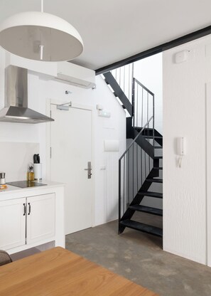 Appartement, 2 chambres, terrasse | Coin séjour | TV connectée de 43 pouces avec chaînes par satellite