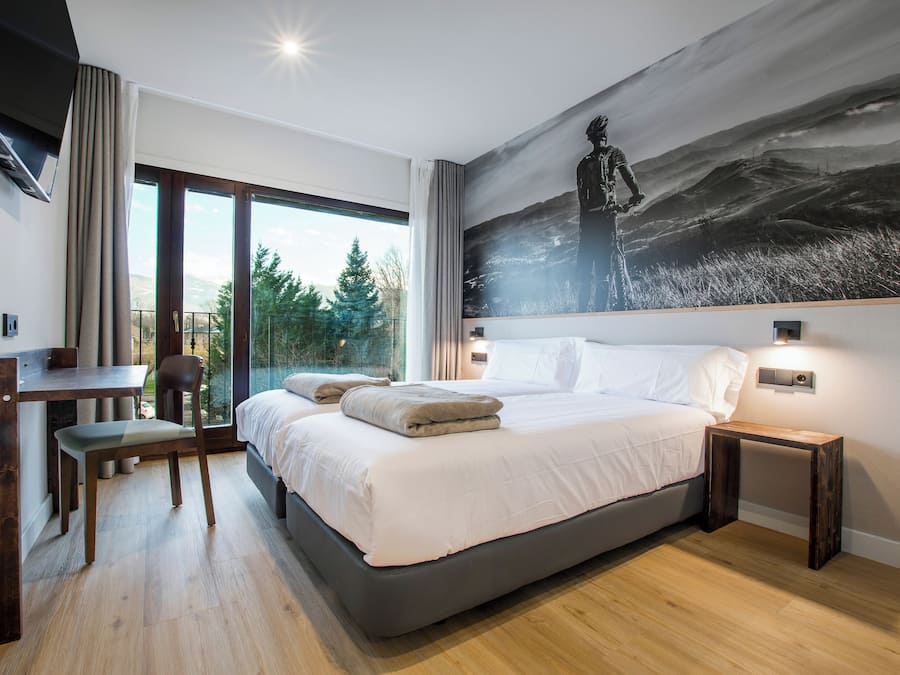 Comfort Double Room, Mountain View | Down duvets, free WiFi, bed sheets