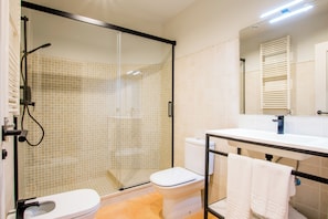 Habitación doble Confort, vista a la montaña | Baño | Amenidades de baño gratuitas, secadora de cabello, toallas, jabón