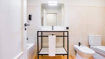 Comfort-Doppelzimmer, Bergblick | Badezimmer | Kostenlose Toilettenartikel, Haartrockner, Handtücher, Seife