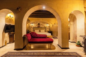 Queen Suite | Egyptian cotton sheets, premium bedding, Tempur-Pedic beds, free minibar - Drala Inn Cappadocia (Nevsehir)