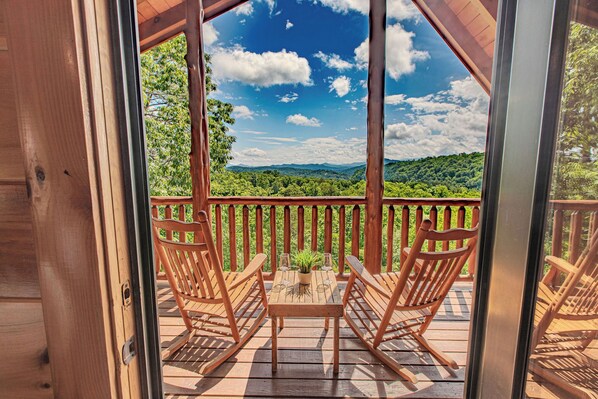 Interior - Sunrise Swing + Hot Tub Views • 4 King Suites/4 BA (Sevierville)