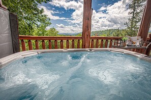 Outdoor spa tub - Peaks & Pines Lodge | A Comfortable, Well-Designed Mountain Retreat for Families (Sevierville)