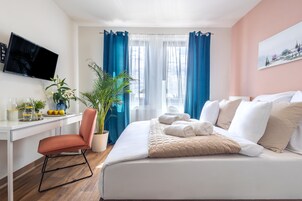 Escritorio, tabla de planchar con plancha, wifi gratis y ropa de cama 
