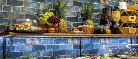 Daily buffet breakfast (PLN 58 per person)
