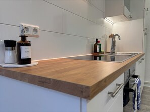 Réfrigérateur, un four, surface de cuisson, lave-vaisselle