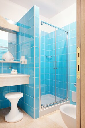 Habitación triple, balcón | Baño