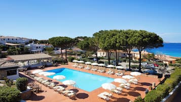 Utomhuspool, öppet 09.30 till 19.00, parasoller och solstolar