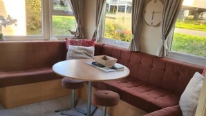 Dining - 3 Bed Caravan - Sleeps 6 - Pets - Parking - Wifi (Borth)
