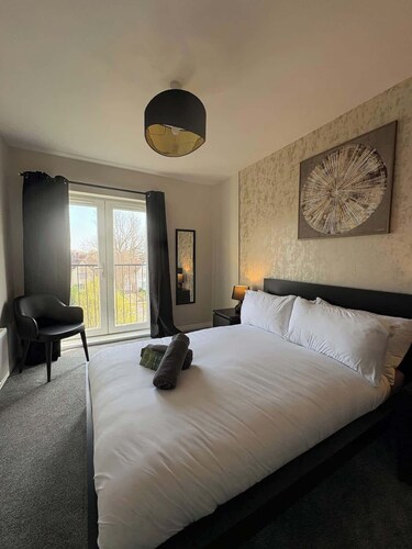 Stylish Apartment w/ Secure Parking & Fast WiFi