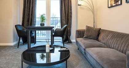 The SandyCroft Free Parking & Close To Airport
