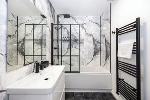 Dusche, Haartrockner, Handtücher