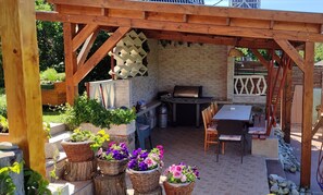 Outdoor dining - Charming 2-bedroom, family friend cottage with WiFi and AC in fabulous Miskolc (Miskolc)