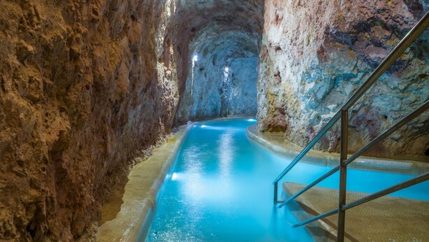 A natural cave with a swimming pool and a staircase. - Charming 2-bedroom, family friendly cottage in Miskolc at the Bükk Mountains (Miskolc)