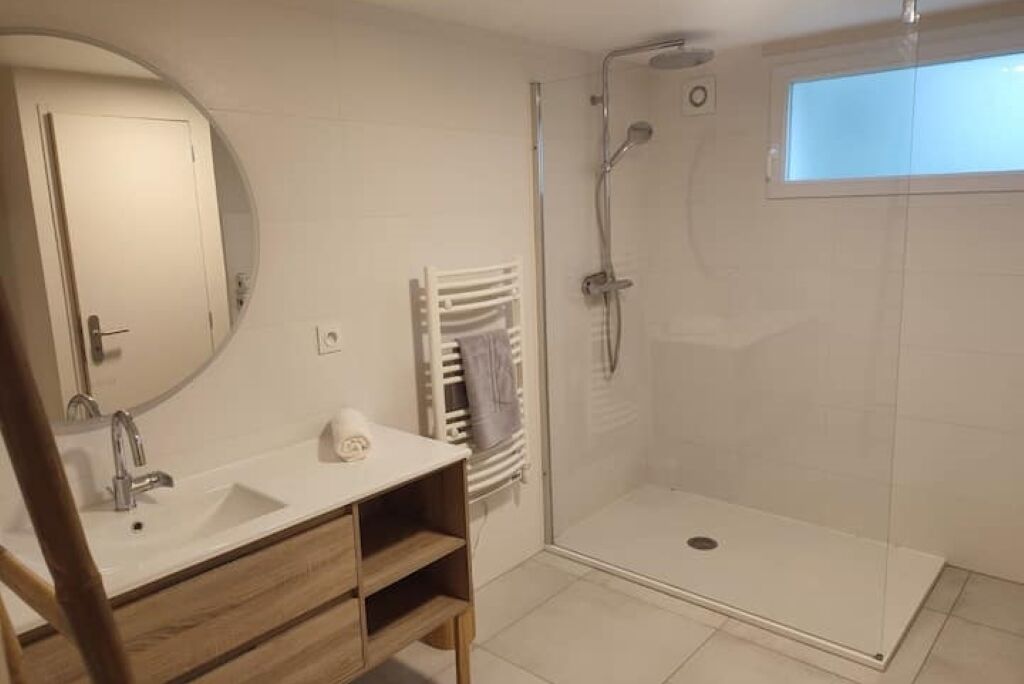 Een douche, een haardroger, handdoeken