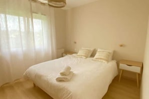 4 bedrooms, soundproofing, travel crib, free WiFi