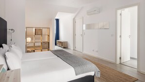 Un dormitorio moderno con una cama grande, un armario de madera, un espejo y un ventilador de techo.