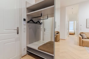 2 bedrooms, premium bedding, down comforters, pillowtop beds