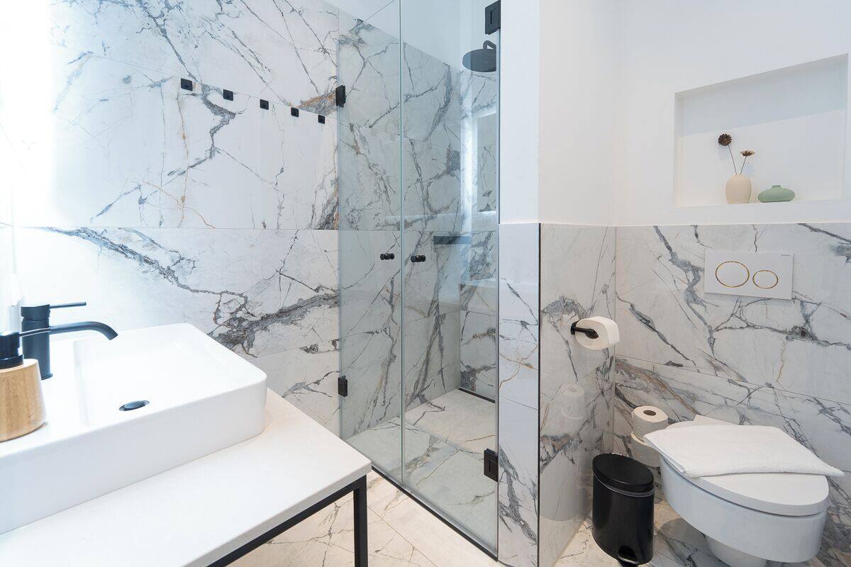 Apartamento premium, 1 quarto, varanda, no jardim | Banheiro | Chuveiro, produtos de toalete grátis, secador de cabelo 