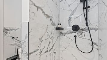 Premium appartement, 1 slaapkamer, patio, tuin | Badkamer | Een douche, gratis toiletartikelen, een haardroger, handdoeken
