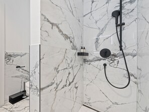 Appartement Prestige, 1 chambre, patio, côté jardin | Salle de bain | Douche, articles de toilette (gratuits), séchoir à cheveux